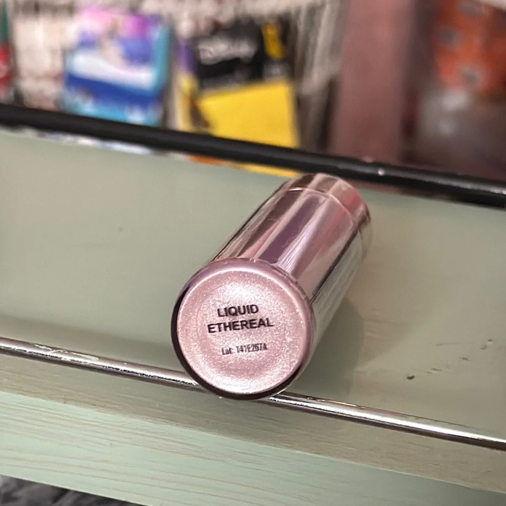 Revolution Ethereal Liquid Highlighter - Picture 2 of 3